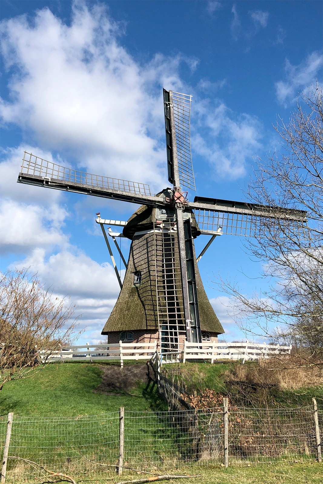 Foto van (grondzeiler), Makkum, Sander Boom (26-2-2023)De molen heeft nieuwe fokken, gemaakt door molenmaker Nieman.  | Database Nederlandse molens