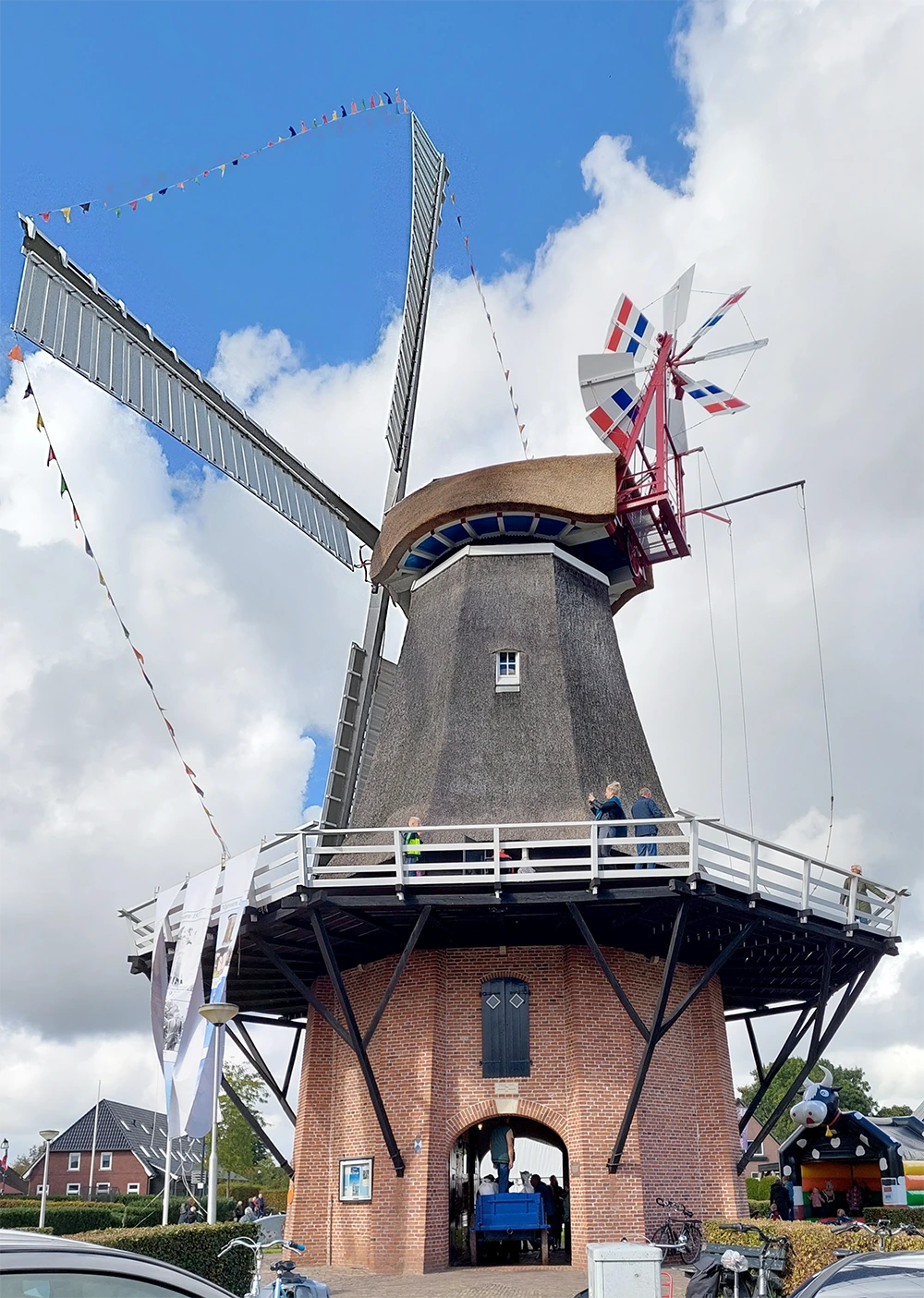 Foto van De Sterrenberg, Nijeveen, Milan Kats (1-10-2022)De molen draaiend tijdens de officiële heringebruikname op 1 oktober 2022. | Database Nederlandse molens