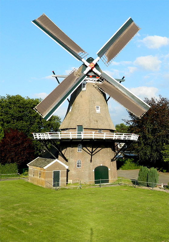 Foto van De Arend, Coevorden, Vincent Mepschen (21-07-2015)De molen met de nieuwe, originele kleuren van vóór 1937 | Database Nederlandse molens