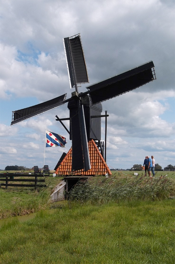 Foto van Jansmole, Goëngahuizen, G. den Os (1-9-2018)De molenaar schrijft: Bezoek is tamelijk zeldzaam op poldermolens. Als ze zich aankondigen hijsen we de vlag. | Database Nederlandse molens