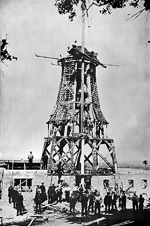 De Weyert, , Zeldzame foto van de bouw van de molen in 1925!  Foto: n.b. (verzameling Rob Pols). | Database Nederlandse molens