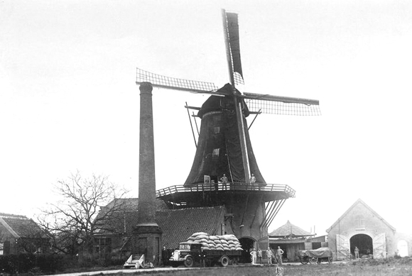 Concordia, , De Concordia toen deze nog in bedrijf was.  Foto: ? (verzameling Rob Pols). | Database Nederlandse molens