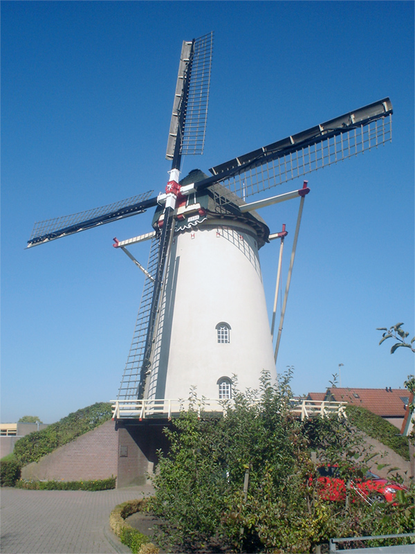 Foto van Tolhuys Coornmolen, Lobith, Marcel Stroo (27-9-2018)De molen met het nieuwe wiekenkruis. | Database Nederlandse molens