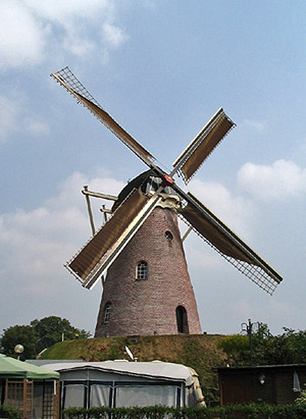 Foto van Sevinkmolen / De Zorg, Meddo, Nynke Vellinga (19-8-2005). | Database Nederlandse molens