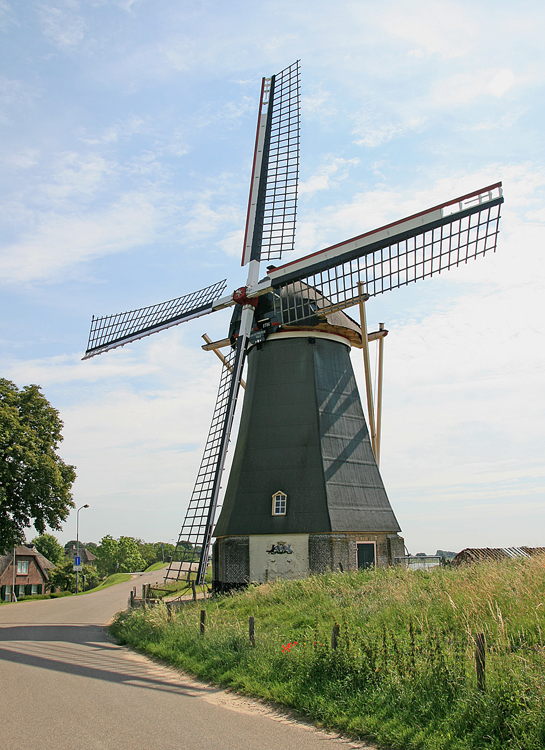 Foto van Gebr. Remmerde, Nederhemert, Ton Koorevaar (3-7-2012). | Database Nederlandse molens