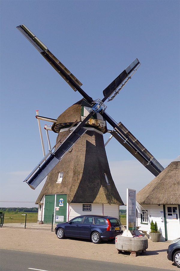 Foto van De Hoop, Kropswolde, Jan van Rijswijk(17-6-2021)De molen met zijn nieuwe roeden en het nieuwe, zeer bijzondere, wieksysteem. Inmiddels is de molen weer volop in bedrijf. | Database Nederlandse molens