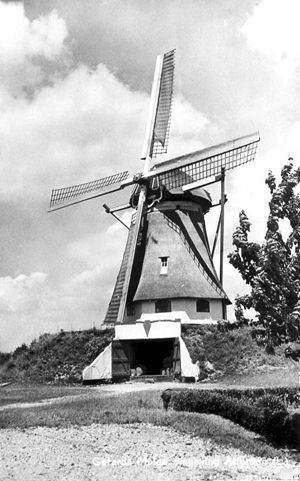 Gerardamolen, , De Gerardamolen waarschijnlijk niet lang na de bouw op deze plaats.  Foto: ? (verzameling RP). | Database Nederlandse molens