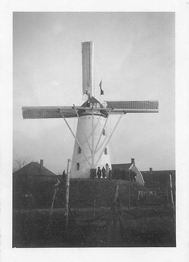 Aalstermolen, , De molen in de dertiger jaren tijdens de feestelijke opening, ongetwijfeld in 1936.  Foto: ? (verzameling Ton Meesters).  | Database Nederlandse molens