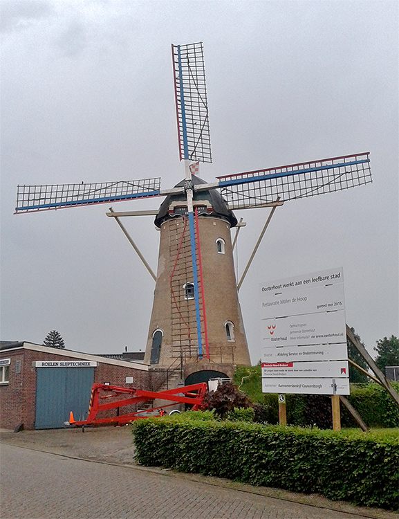 De Hoop, Den Hout, Tony Hop (05-06-2015)De Hoop in de eindfase van een uitgebreide restauratie. Op het moment van de foto werd de molen geheel geschilderd. | Database Nederlandse molens