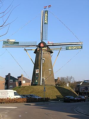 De Visscher, Goirle, Willem Jans (25-2-2006)De molen versierd ter ere van het behalen van de gouden Olympische medaille van de in Goirle wonende Ireen Wüst. | Database Nederlandse molens