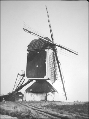 Den Evert, , De molen op de oorspronkelijke standplaats bij Sluis XI rond 1937.  Foto: verzameling Rob Pols. | Database Nederlandse molens