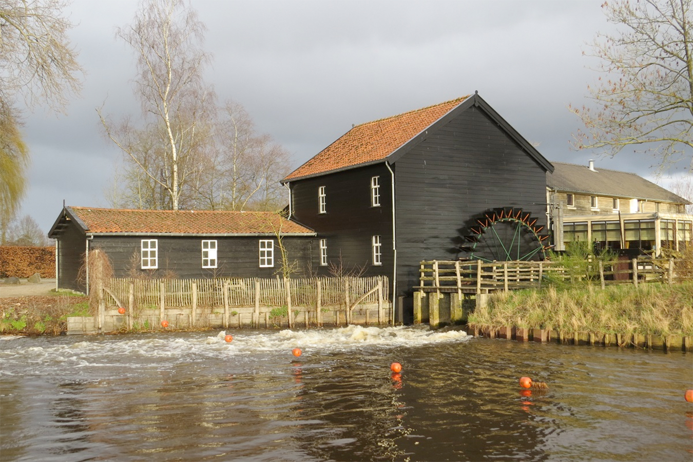 Foto van Venbergse Watermolen, Valkenswaard, Gerard Sturkenboom (17-3-2021)Geheel opgeknapt waterrad; geschilderd en nieuwe schoepen. | Database Nederlandse molens
