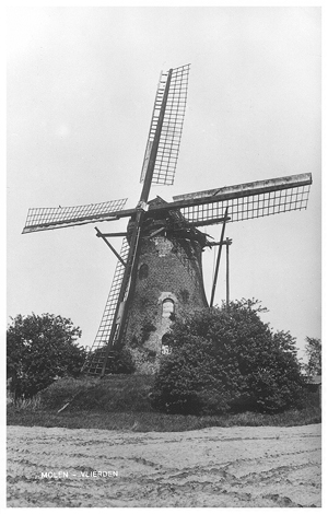 Johanna-Elisabeth, , De molen in behoorlijk vervallen staat rond 1965.  Foto: verzameling Ton Meesters. | Database Nederlandse molens