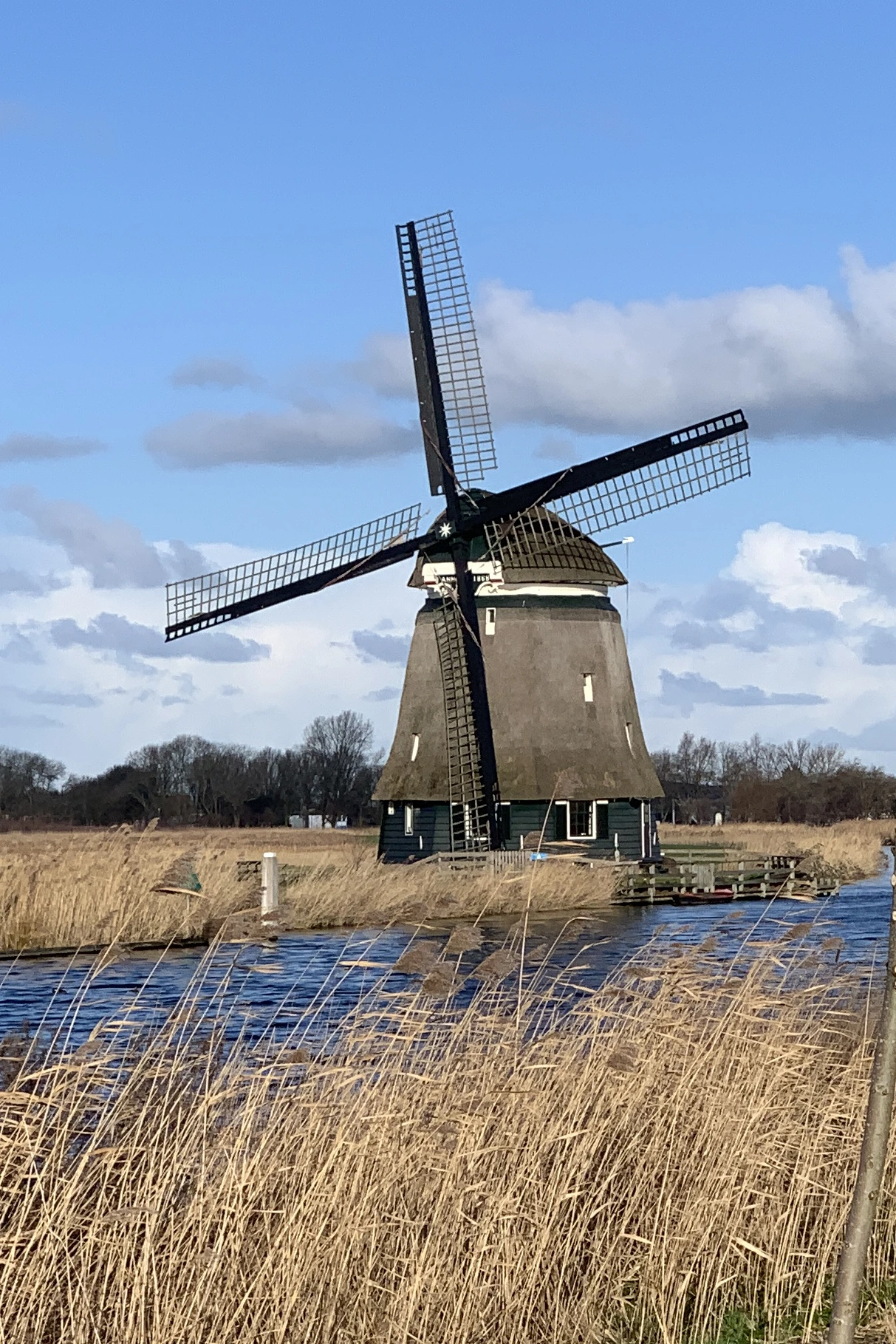 Foto van Molen D / Oosterdel, Broek op Langedijk, Tom Kreuning (19-01-2023) De molen in de rouw vanwege het tragische overlijden van molenaar Ruud Vlug. | Database Nederlandse molens