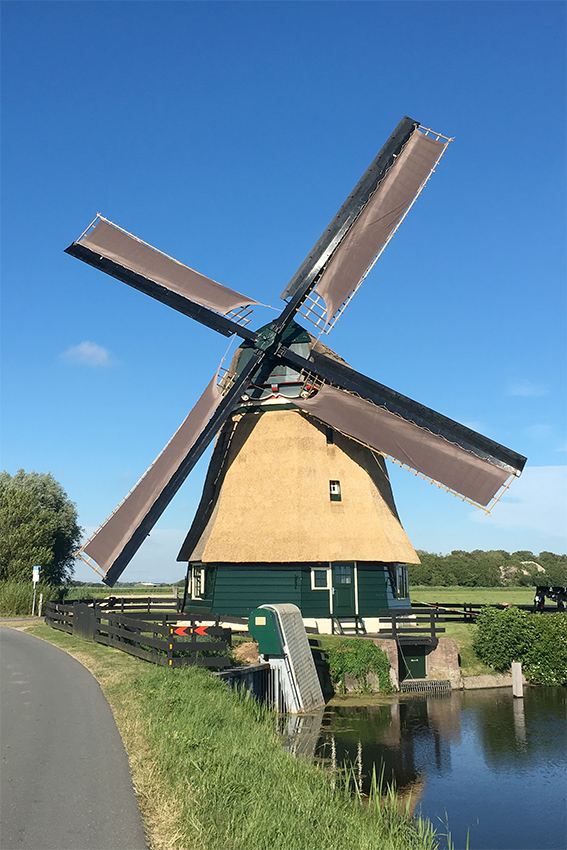 Foto van Groetermolen, Groet / Schoorl, Mats Faber (5-7-2019)De molen in bedrijf met het nieuwe wiekenkruis. | Database Nederlandse molens