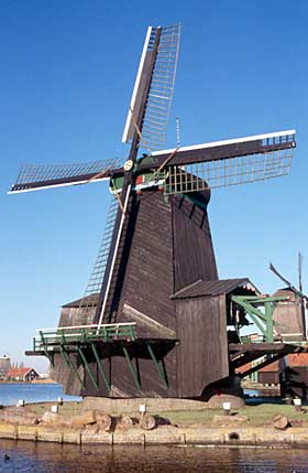 De Poelenburg, Zaandam, De Gekroonde Poelenburg vóór de restauratie van 2005. Zoek de verschillen!  Willem Jans (4-1-2002). | Database Nederlandse molens