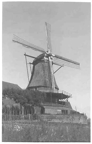 De Zwaluw, , De Zwaluw rond 1925.  Foto: n.b. (verzameling Rob Pols). | Database Nederlandse molens