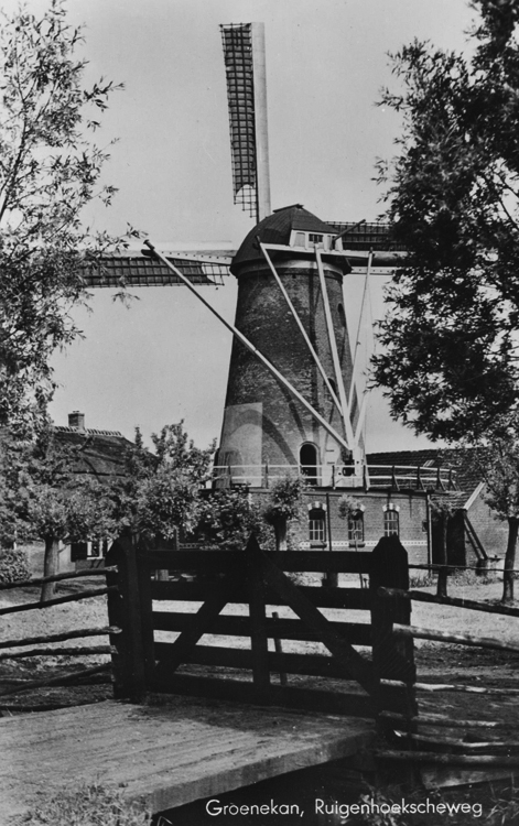 Geesina, , De molen nog met Busselwieken en een gebruikte roede als lange spruit.  Foto: ingezonden door Arie Hoek. | Database Nederlandse molens