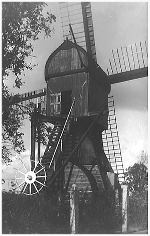 De Trouwe Wachter, , Op deze oude afbeelding is de molen nog zwart geteerd! Bemerk ook de oude Utrechtse spitse kap.  Foto: n.b. (verzameling Rob Pols). | Database Nederlandse molens