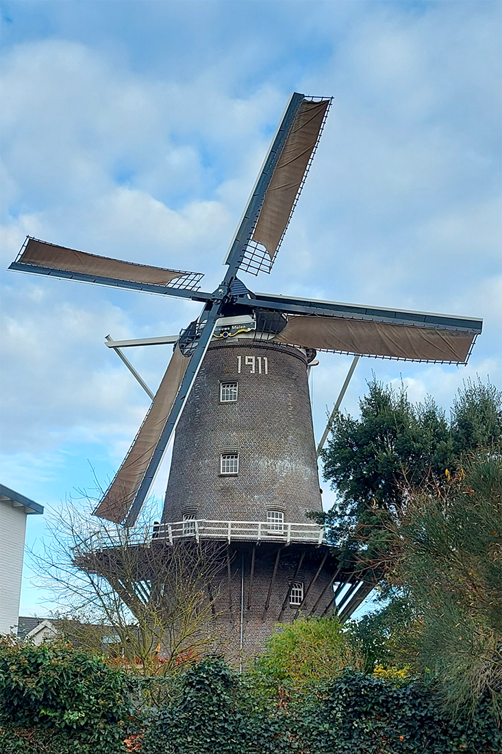 Foto van De Nieuwe Molen, Veenendaal, Jesse Bergquist (25-11-2021)De molen heeft sinds 2021 een nieuwe kleurstelling, die is gebaseerd op de kleurstelling die de molen had voor de verbusseling. | Database Nederlandse molens