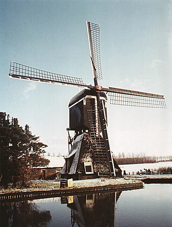 Poldermolen Oudegein, , De Oudegeinse molen nog op zijn oude plaats in Jutphaas.  Foto: Martin E. van Doornik (24-1-1976). | Database Nederlandse molens