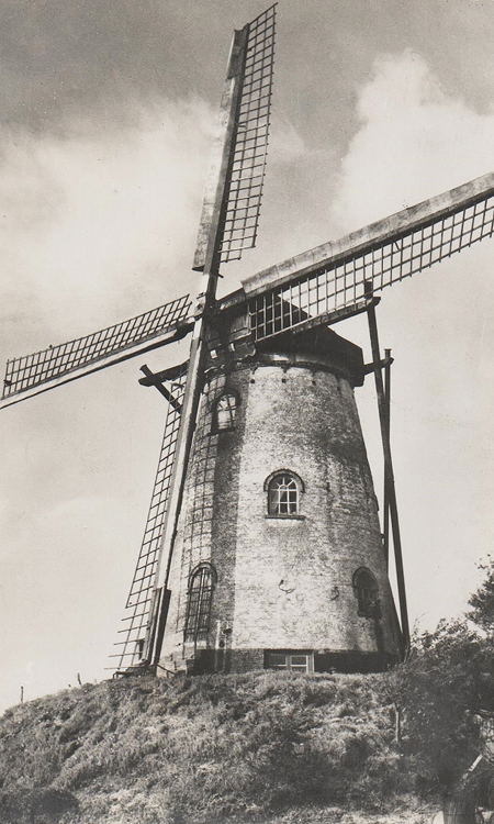 Nooit Gedacht, , De molen nog met het Van Bussel-systeem. Foto n.n. (omstreeks 1950), coll. Arie Hoek. | Database Nederlandse molens