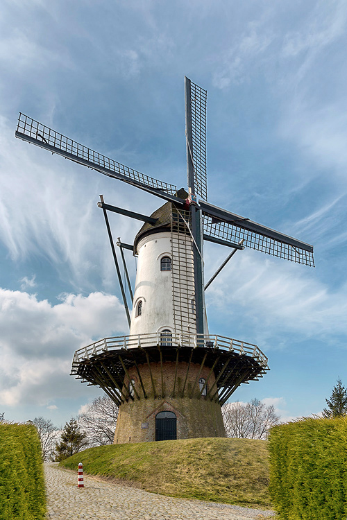 Foto van De Witte Juffer, IJzendijke, Bram van Broekhoven (1-4-2013). | Database Nederlandse molens