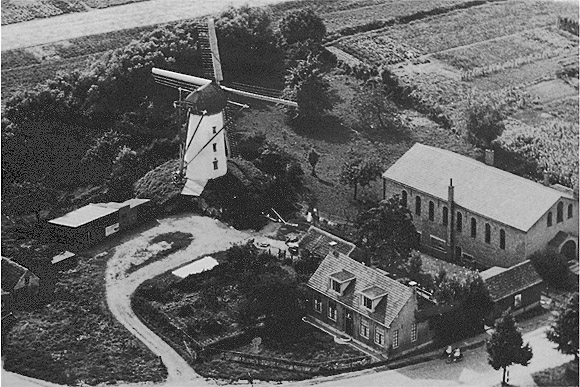 Eben Haezer, , Luchtopname met o.m. het allang verdwenen molenaarshuis.  Foto: collectie A. van Dixhoorn. | Database Nederlandse molens