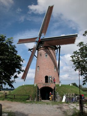 Foto van Hulsters Molen, Schoondijke, A.J. Wisse (10-08-2002). | Database Nederlandse molens