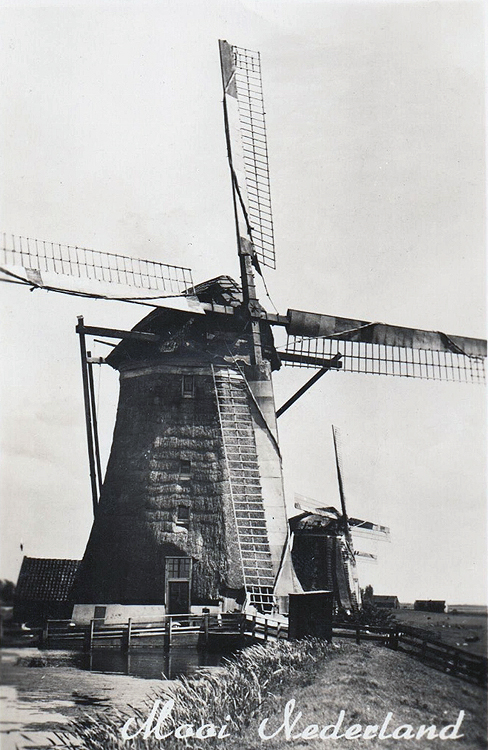 Bovenmolen (van de Driemanspolder), , De molendriegang, met de Bovenmolen op de voorgrond, nog met het Dekkersysteem.  Foto: ansichtkaart (ca. 1940), coll. Arie Hoek. | Database Nederlandse molens