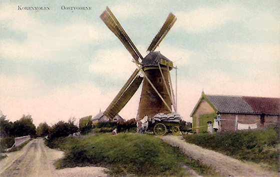 (stenen grondzeiler), , Een mooi plaatje uit de oude doos van de Oostvoornse molen nog in bedrijf.  Foto: n.b. (verzameling Rob Pols). | Database Nederlandse molens