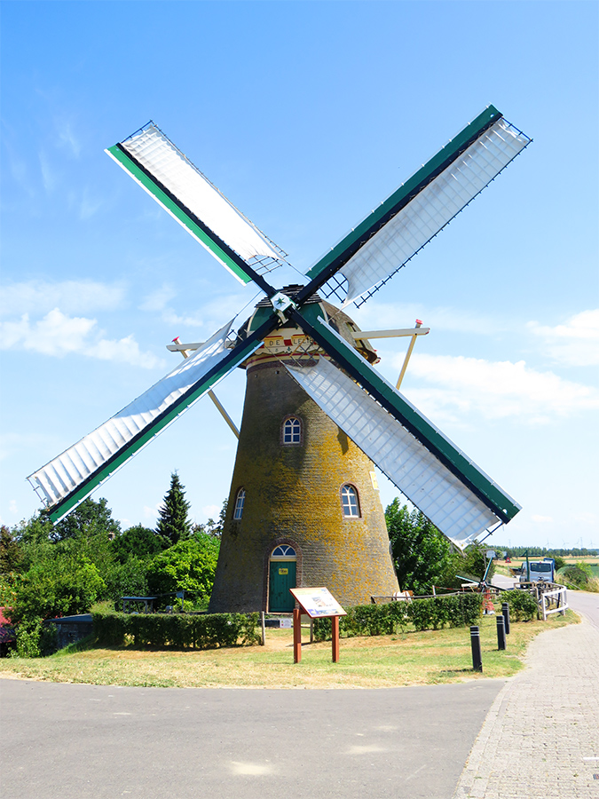 Foto van De Lelie, Puttershoek, William Bouter (12-7-2018)De molen na de recente schilderbeurt waarbij onder andere de kleuren van het gevlucht zijn gewijzigd. | Database Nederlandse molens