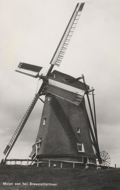 De Geestmolen, , Een bijzondere foto van de Geestmolen met Dekkerwieken en zelfzwichting!  Foto: n.n. (1955), coll.: Arie Hoek.  | Database Nederlandse molens
