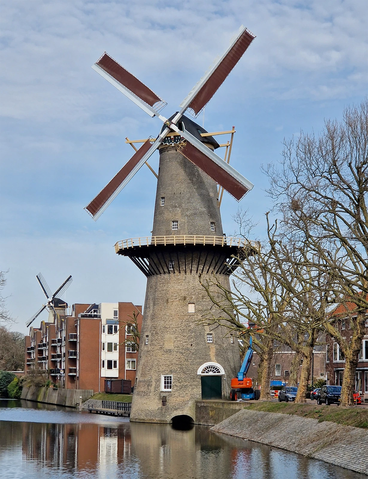 Foto van De Walvisch, Schiedam, Theo de Rooij (17-3-2023)De molen met zijn geheel vernieuwde wiekenkruis, met wieksysteem Van Bussel met automatische neusremkleppen. | Database Nederlandse molens