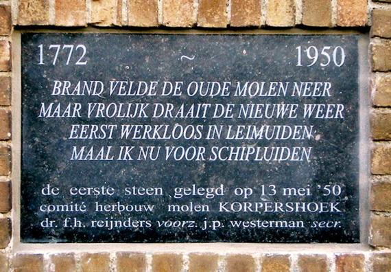 De Korpershoek, Schipluiden, De vernieuwde gevelsteen (zie tekst).  Teun v/d Sloot (oktober 2005). | Database Nederlandse molens