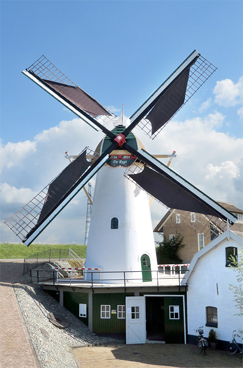 Foto van Korenmolen De Regt, Nieuw-Lekkerland, Nelly Sonneveld (13-08-2014)De molen voor het eerst met halve zeilen opgezeild. | Database Nederlandse molens