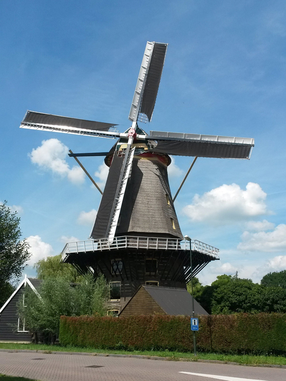 Foto van Jan van Arkel, Arkel, Na jaren weer draaiend! Justin van den Heuvel (7-7-2014).  | Database Nederlandse molens