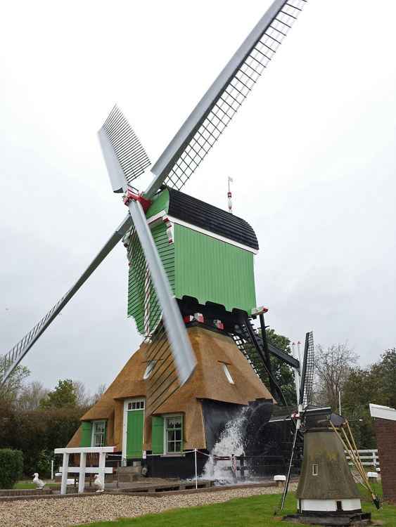 Foto van Westmolen, Gorinchem, Na een paar maanden stilstand maalt de molen weer volop.  Met de nieuwe duiker is het malen nu veel beter te doen.  Theo de Rooij (21-10-2014). | Database Nederlandse molens