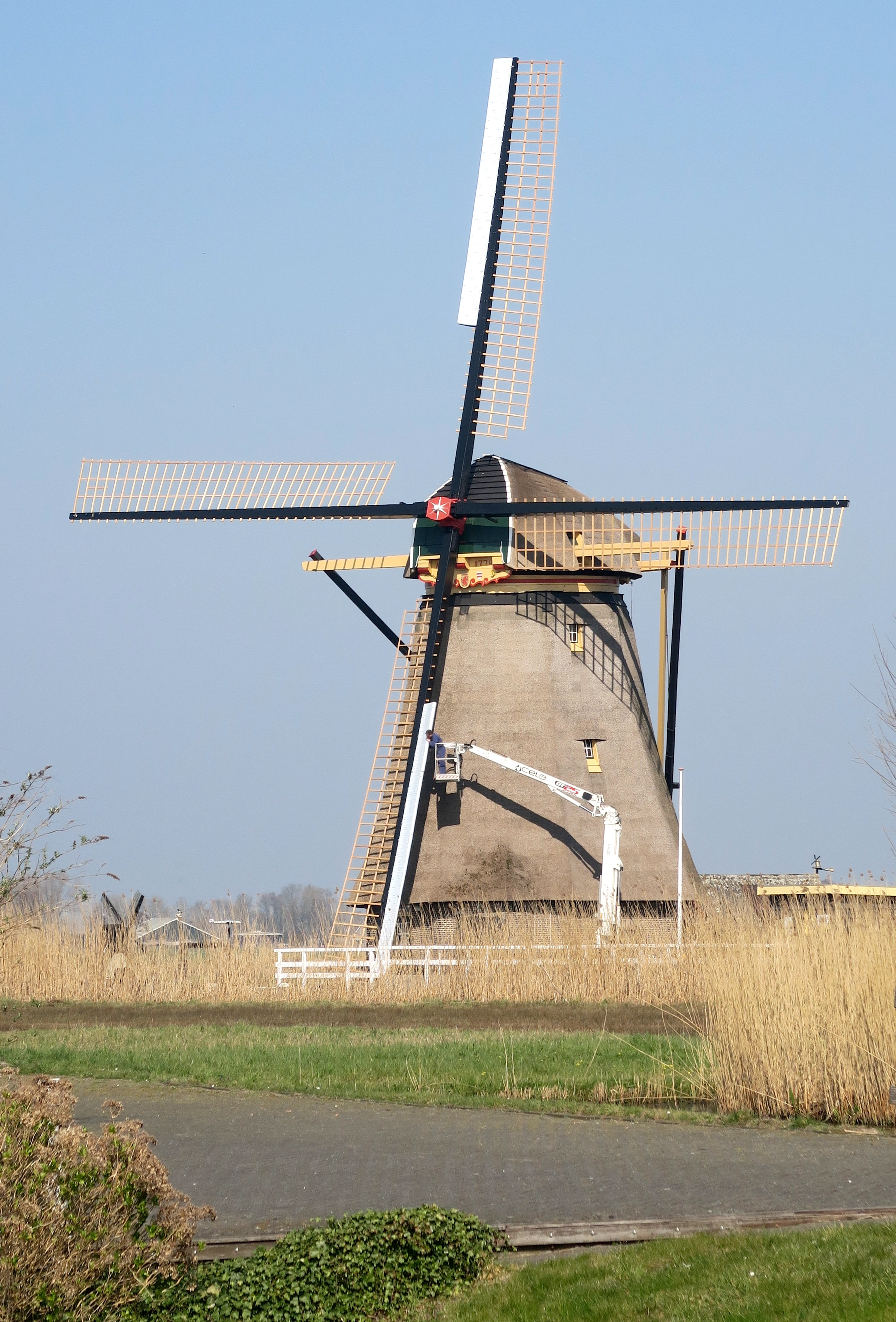 Foto van Goudriaanse Molen, Goudriaan, Erwin Esselink (23-3-2022)De molen met de nieuwe roeden, die van stroomlijnneuzen worden voorzien i.p.v. de eerdere fokken. | Database Nederlandse molens