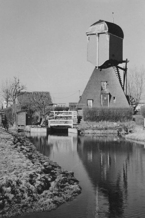 Vlietmolen, , Na de asbreuk van 27 september 1956. Foto uit 1958, ingezonden door Arie Hoek. | Database Nederlandse molens