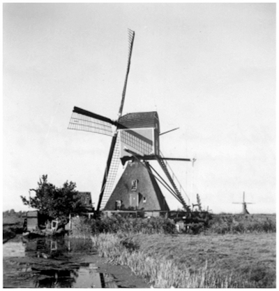 Vlietmolen, , Vaag op de achtergrond de in 1953 verbrande Freekmolen.  Foto: D. Wessel, R'dam 15-10-1941 (Verzameling Ton Meesters.) | Database Nederlandse molens