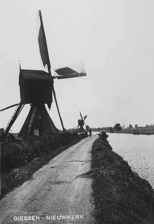 Scheiwijkse Molen, , Op de achtergrond de Windasmolen, gesloopt in 1939.  Foto datum onbekend, ingezonden door Arie Hoek. | Database Nederlandse molens